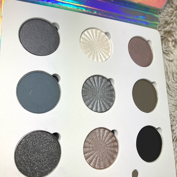 OFRA Black Friday Eyeshadow Palette - Picture 3 of 6
